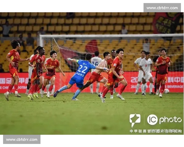 逆转胜利！足球赛场惊现悬念大逆袭，球队绝杀扭转乾坤全场沸腾 - 副本 (2) - 副本
